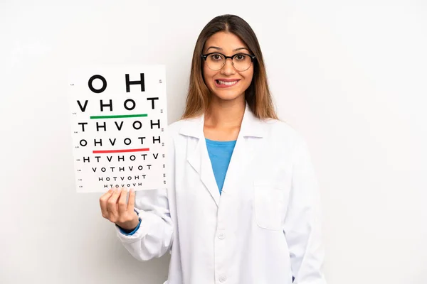 Şaşırmış Kafası Karışmış Asyalı Genç Bir Kadın Optik Görüş Testi — Stok fotoğraf