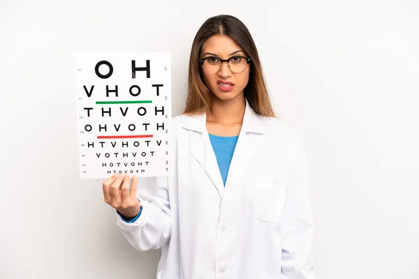 Asyalı Genç Kadın Şaşkın Şaşkın Hissediyor Optik Görüş Testi Konsepti — Stok fotoğraf