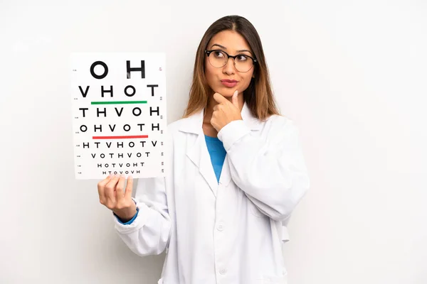 Asyalı Genç Kadın Düşünüyor Kuşkulu Şaşkın Hissediyor Optik Görüş Testi — Stok fotoğraf