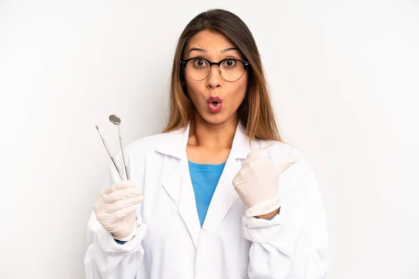 Asian Young Woman Looking Astonished Disbelief Dentist Student Concept — Stok fotoğraf