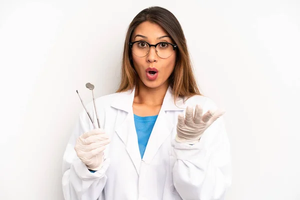 Asian Young Woman Amazed Shocked Astonished Unbelievable Surprise Dentist Student — Φωτογραφία Αρχείου