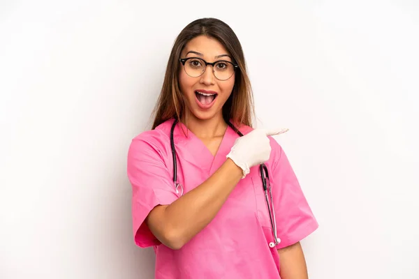 Asian Young Woman Looking Excited Surprised Pointing Side Veterinarian Student — Stockfoto