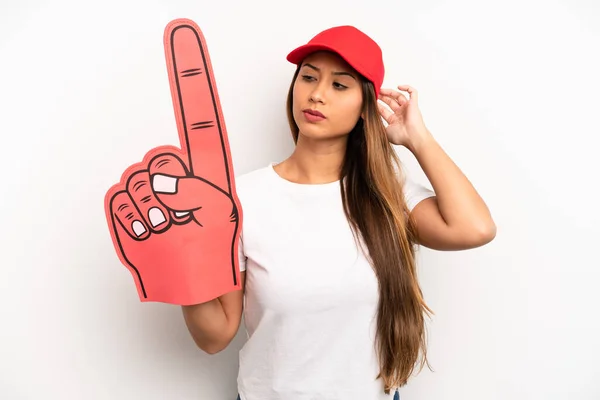 Aziatische Jonge Vrouw Glimlachend Gelukkig Dagdromend Twijfelend Nummer Één Fan — Stockfoto