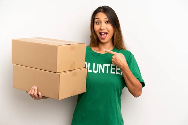 Asian Young Woman Looking Excited Surprised Pointing Side Donation Volunteer — Foto Stock