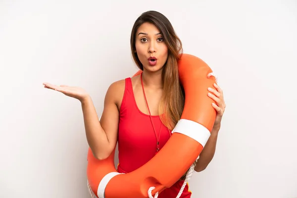 Asian Young Woman Looking Surprised Shocked Jaw Dropped Holding Object — Stock Photo, Image
