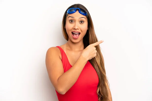 Asian Young Woman Looking Excited Surprised Pointing Side Swimmer Concept — Φωτογραφία Αρχείου