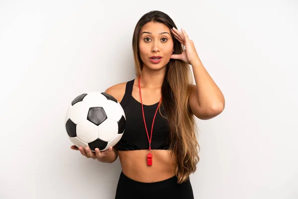 Азиатская Молодая Женщина Выглядит Счастливой Удивленной Удивленной Футбол Фитнес Концепция — стоковое фото