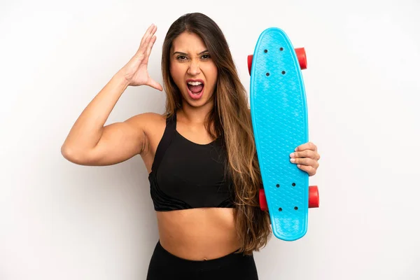Asiática Jovem Mulher Gritando Com Mãos Conceito Skate Board — Fotografia de Stock