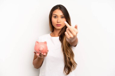 Asyalı genç bir kadın sinirli, sinirli, asi ve agresif hissediyor. kaydetme kavramı