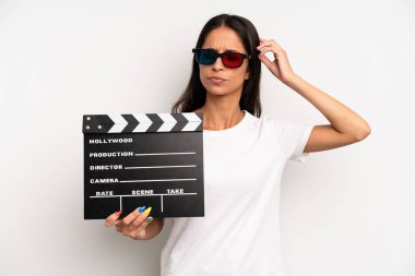 İspanyol güzel kadın şaşkın ve kafası karışık, kaşınan bir kafa hissediyor. film ya da film konsepti