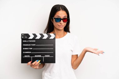 İspanyol güzel kadın şaşkın, şaşkın ve şüpheci hissediyor. film ya da film konsepti