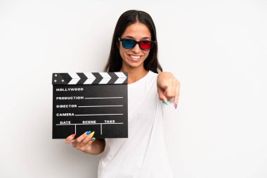 İspanyol asıllı güzel bir kadın kamerayı işaret ederek seni seçiyor. film ya da film konsepti