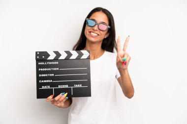 İspanyol güzel kadın gülümsüyor ve mutlu görünüyor, zafer ya da barış işareti yapıyor. film ya da film konsepti