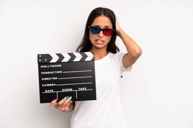 İspanyol güzel kadın kendini stresli, endişeli ya da korkmuş hissediyor, elleri başının üstünde. film ya da film konsepti