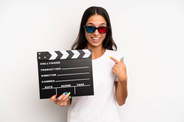 İspanyol güzel kadın kendini mutlu hissediyor ve heyecanla kendini işaret ediyor. film ya da film konsepti