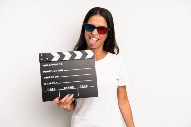 Neşeli ve asi tavırlı, şaka yapan ve dilini dışarı çıkaran İspanyol asıllı güzel bir kadın. film ya da film konsepti