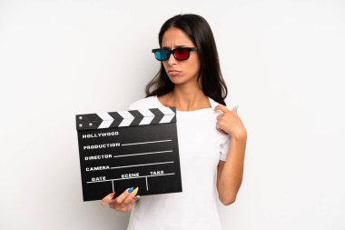 İspanyol güzel kadın stresli, endişeli, yorgun ve hayal kırıklığına uğramış hissediyor. film ya da film konsepti