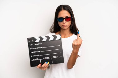 İspanyol güzel kadın kızgın, sinirli, asi ve agresif hissediyor. film ya da film konsepti