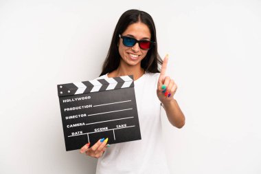 İspanyol güzel kadın gülümsüyor ve arkadaş canlısı görünüyor, bir numarayı gösteriyor. film ya da film konsepti