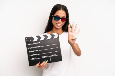 İspanyol güzel kadın gülümsüyor ve arkadaş canlısı görünüyor, dört numarayı gösteriyor. film ya da film konsepti