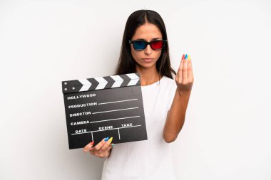 İspanyol güzel kadın kapiş ya da para hareketi yapıp sana ödemeni söylüyor. film ya da film konsepti