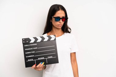 Hispanik güzel kadın üzgün, üzgün ya da kızgın hissediyor ve yana bakıyor. film ya da film konsepti