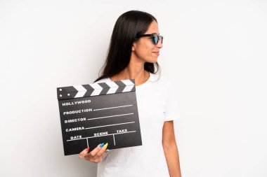 Profil görünümlü İspanyol güzel kadın hayal mi kuruyor, hayal mi kuruyor, hayal mi kuruyor? film ya da film konsepti