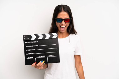 İspanyol güzel kadın agresif bir şekilde bağırıyor, çok kızgın görünüyor. film ya da film konsepti