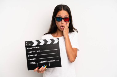 İspanyol güzel kadın şok olmuş ve korkmuş hissediyor. film ya da film konsepti