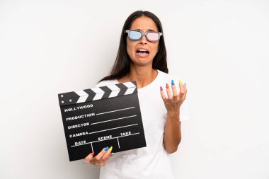 İspanyol güzel kadın umutsuz, hayal kırıklığına uğramış ve stresli görünüyor. film ya da film konsepti