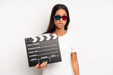 Şaşkın ve şaşkın görünen İspanyol güzel kadın. film ya da film konsepti