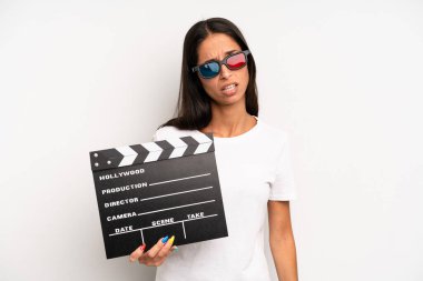 İspanyol güzel kadın şaşkın ve şaşkın hissediyor. film ya da film konsepti