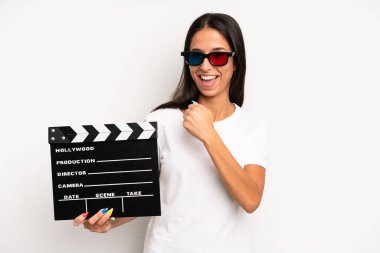 İspanyol güzel kadın kendini mutlu hissediyor ve bir meydan okumayla yüzleşiyor ya da kutluyor. film ya da film konsepti