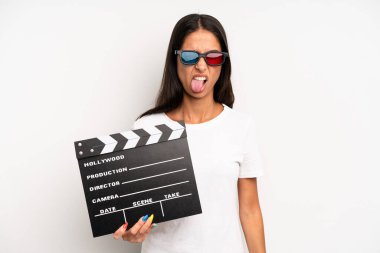 İspanyol güzel kadın iğreniyor, sinirleniyor ve dili dışarı çıkıyor. film ya da film konsepti