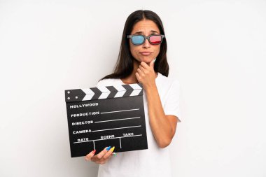 Hispanik güzel kadın düşünüyor, kuşkulu ve şaşkın hissediyor. film ya da film konsepti