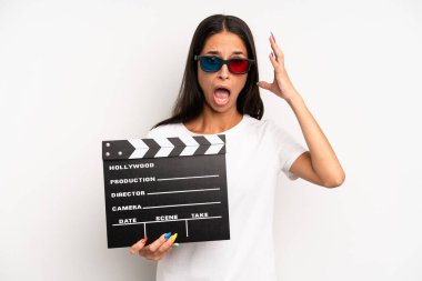 İspanyol güzel kadın ellerini havaya kaldırarak çığlık atıyor. film ya da film konsepti