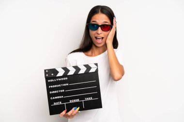 İspanyol güzel kadın mutlu, heyecanlı ve şaşırmış hissediyor. film ya da film konsepti