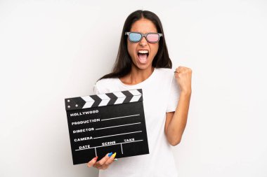 İspanyol güzel kadın sinirli bir ifadeyle agresif bir şekilde bağırıyor. film ya da film konsepti