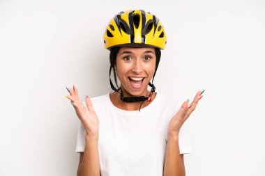 İspanyol güzel kadın kendini mutlu hissediyor ve inanılmaz bir şeye hayret ediyor. motor konsepti