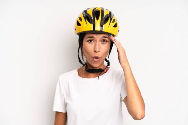 İspanyol güzel kadın mutlu, şaşkın ve şaşırmış görünüyor. motor konsepti