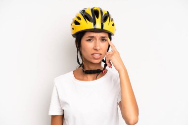 İspanyol güzel kadın kafası karışık ve şaşkın hissediyor, senin deli olduğunu gösteriyor. motor konsepti