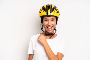 İspanyol güzel kadın kendini mutlu hissediyor ve bir meydan okumayla yüzleşiyor ya da kutluyor. motor konsepti