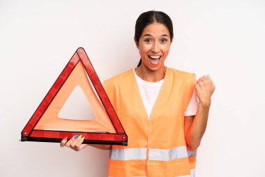 İspanyol güzel kadın şokta, gülüyor ve başarıyı kutluyor. araba acil konsepti