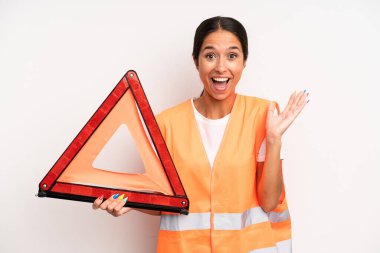 İspanyol güzel kadın kendini mutlu hissediyor ve inanılmaz bir şeye hayret ediyor. araba acil konsepti