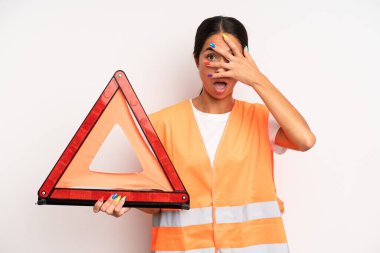 İspanyol güzel kadın şok olmuş, korkmuş ya da korkmuş görünüyor, yüzünü elleriyle kapatıyor. araba acil konsepti