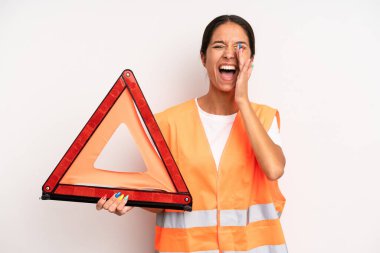 İspanyol güzel kadın kendini mutlu hissediyor, elleri ağzının kenarında bağırıyor. araba acil konsepti