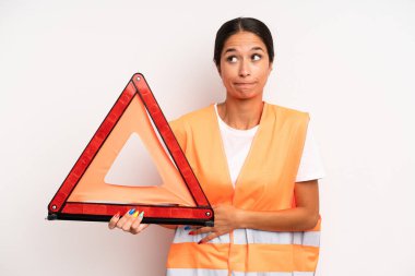 İspanyol güzel kadın omuz silkiyor, kafası karışık ve kararsız. araba acil konsepti