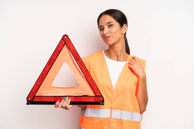 İspanyol güzeli kadın kibirli, başarılı, pozitif ve gururlu görünüyor. araba acil konsepti