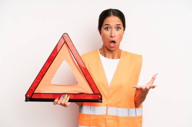 İspanyol güzel kadın inanılmaz bir sürprizle şaşkın, şaşkın ve şaşkın. araba acil konsepti