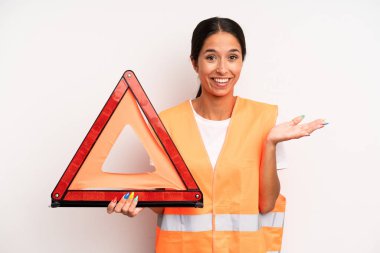 İspanyol güzel kadın kendini mutlu hissediyor, bir çözüm ya da fikir bulduğuna şaşırıyor. araba acil konsepti